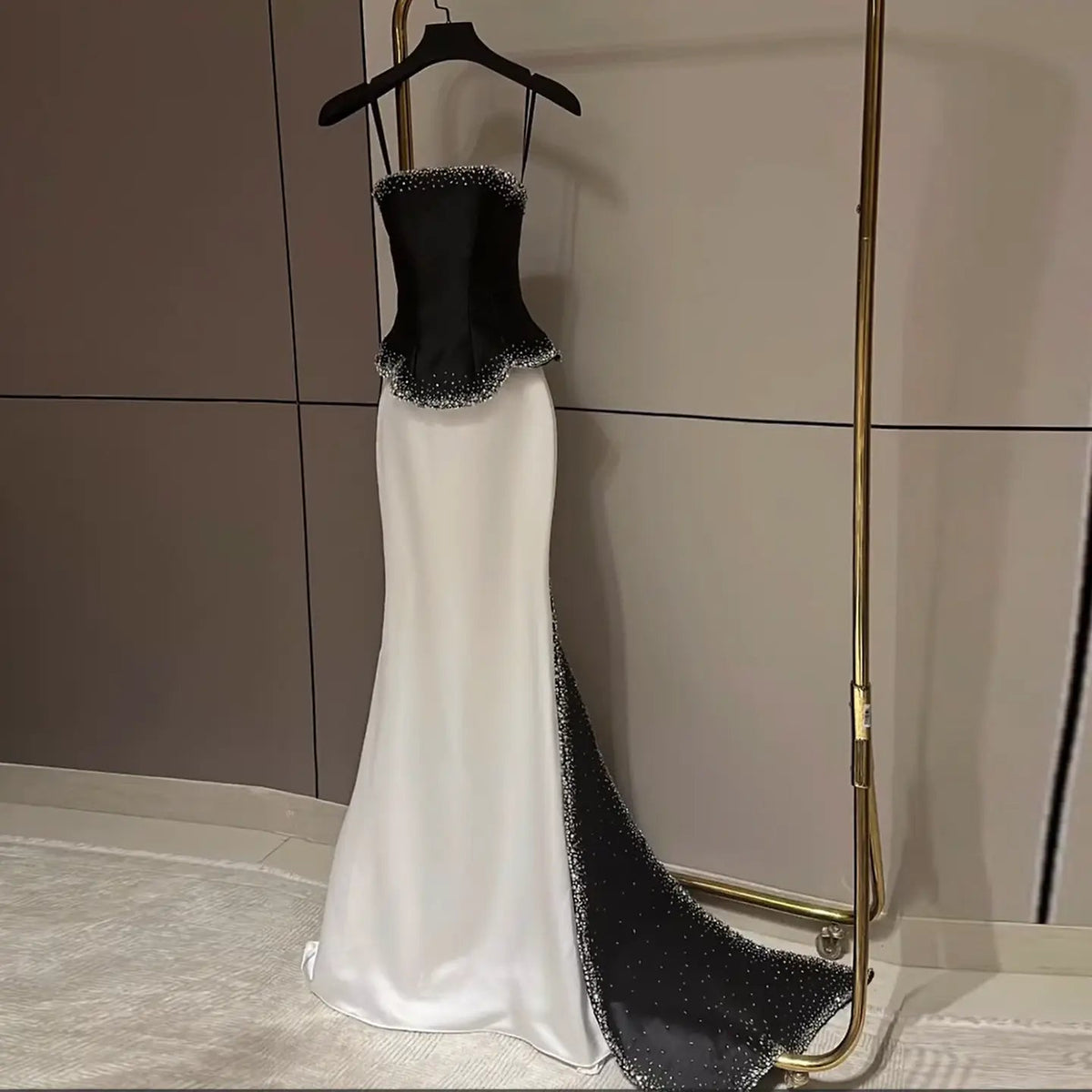 Luxury Black-White Mermaid Evening Dress with Detachable Train SF308