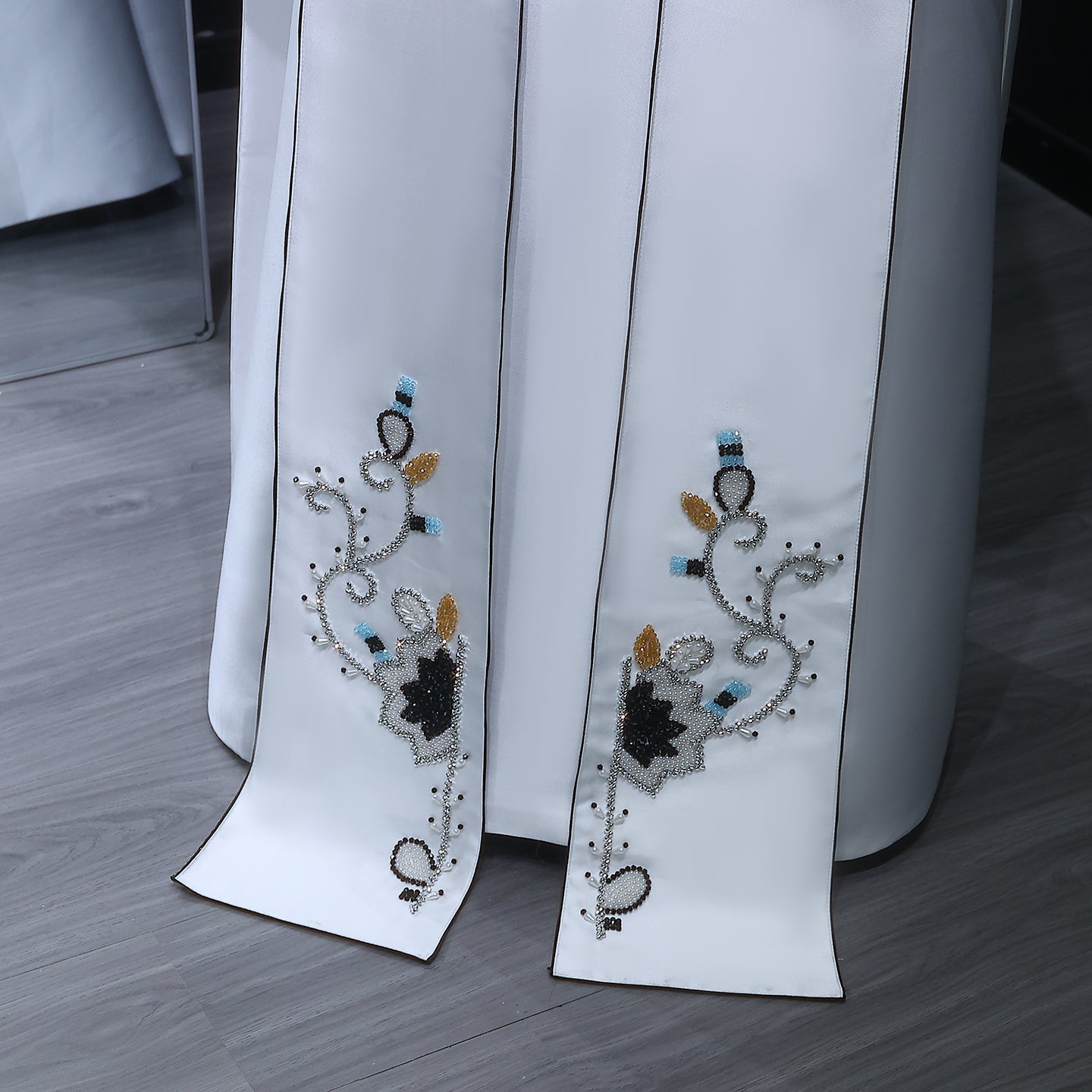 Black White Elegant Mandarin-Collar Pearl Embroidered Evening Dress XD028