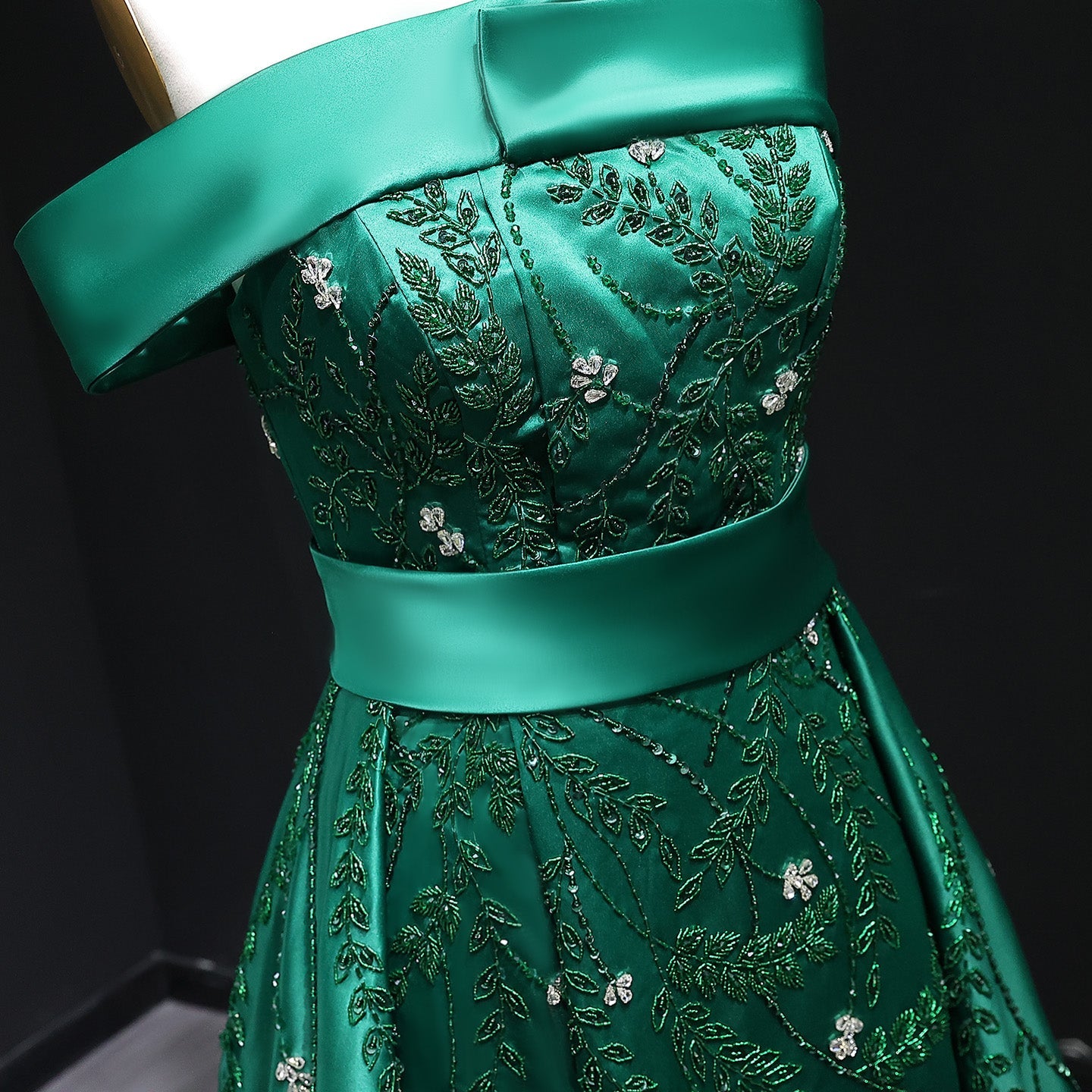 Elegant Emerald Green Beaded Embroidered Evening Dress with Overskirt XD012
