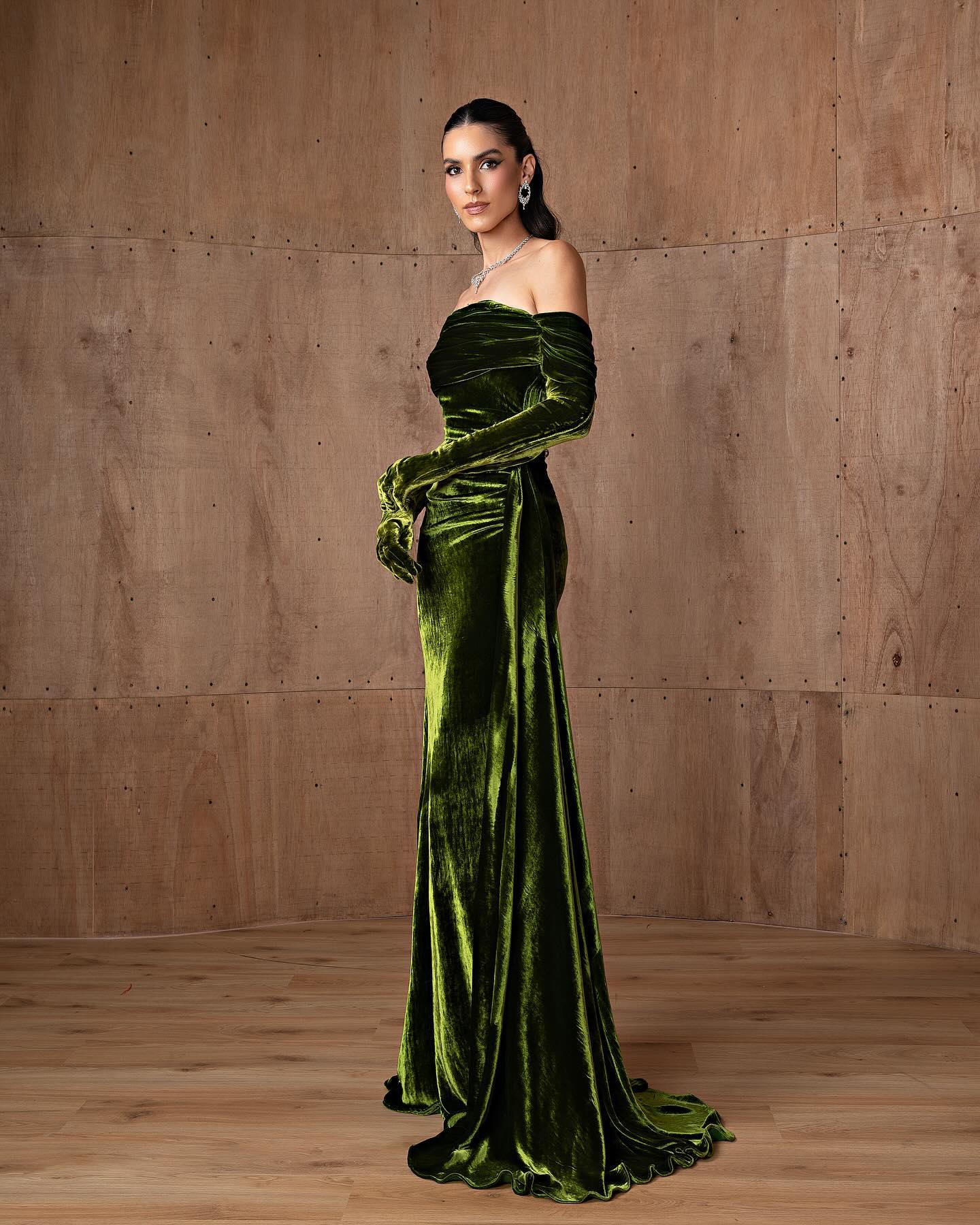 Elegant Emerald Green Velvet Evening Dress with Gloves SF378
