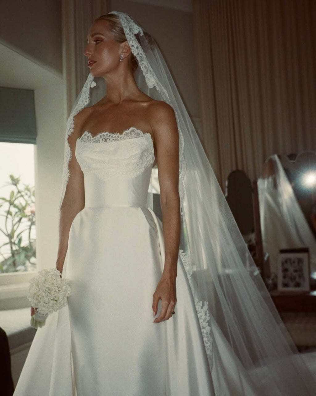 Luxury Sexy High-Slit Elegant Bridal Wedding Dress with Veil SW580