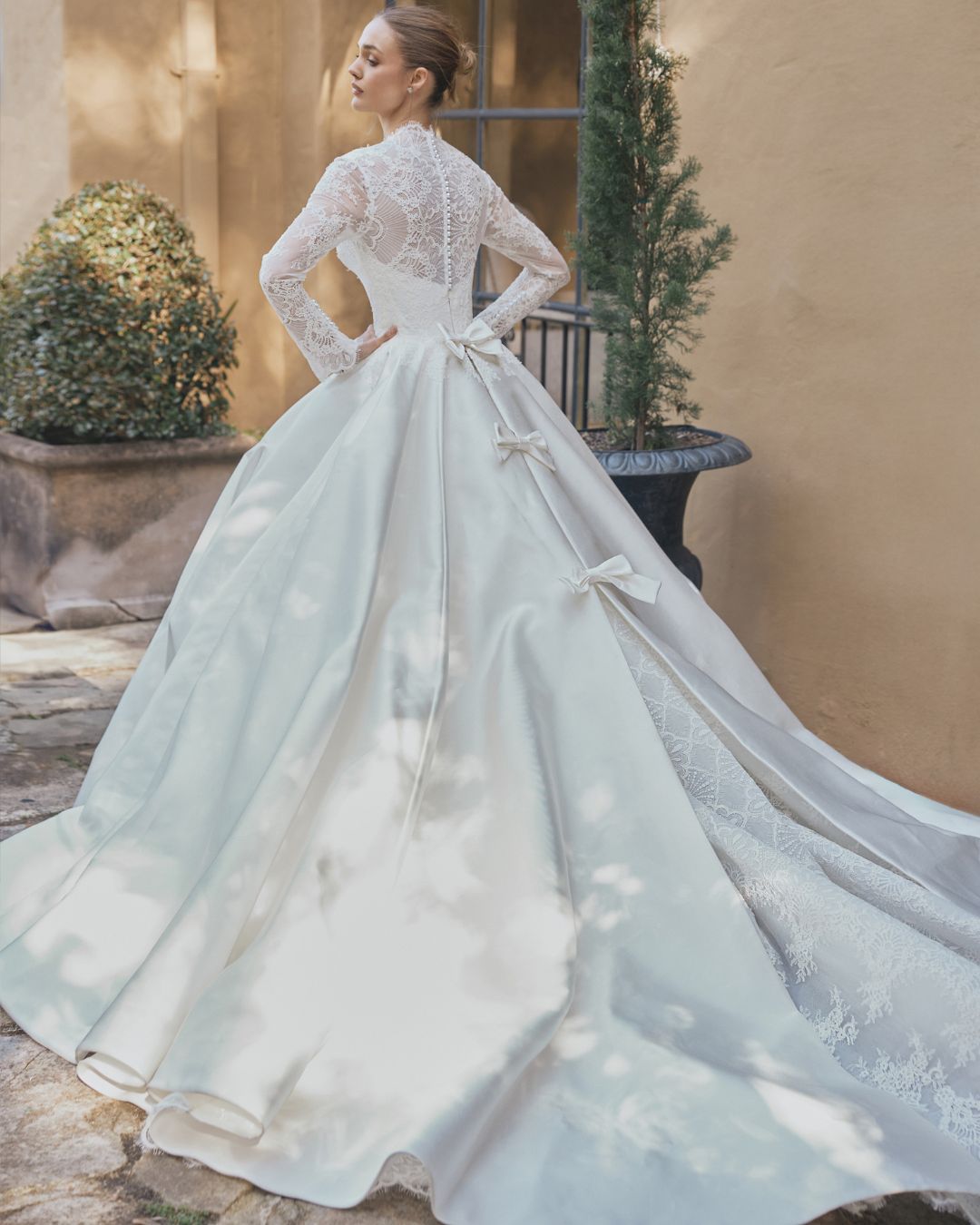 Luxury Elegant Royal Ball Gown Wedding Dress With Bows SW575