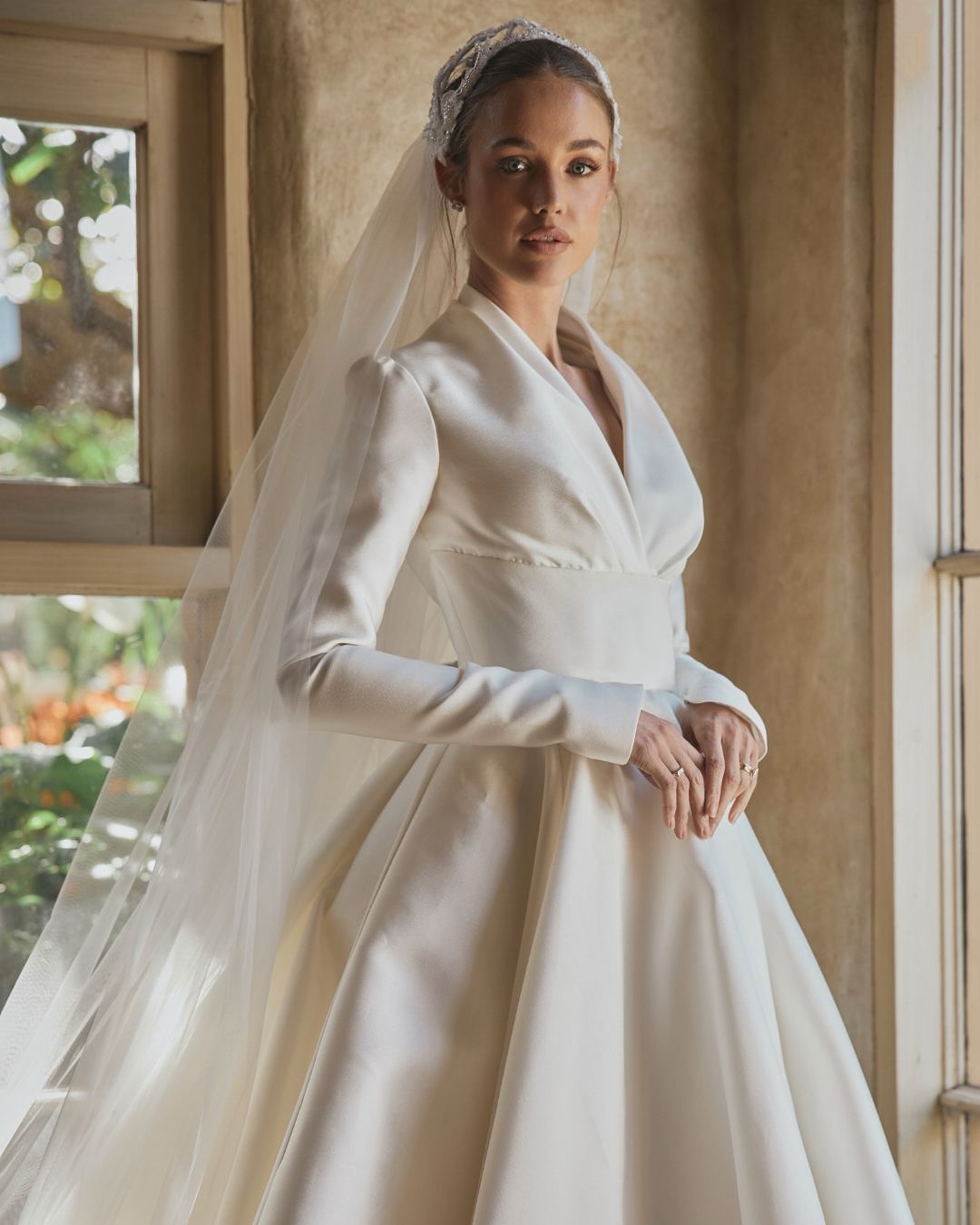 Luxury Elegant Long Sleeve Bridal Wedding Dress with Veil SW579