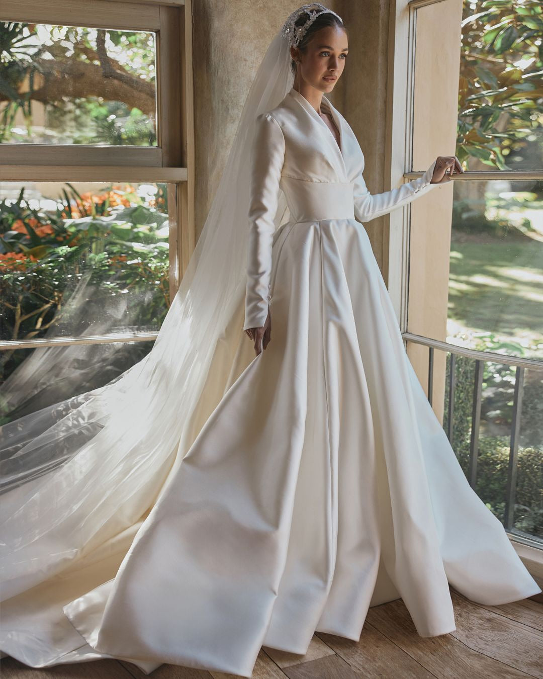 Luxury Elegant Long Sleeve Bridal Wedding Dress with Veil SW579