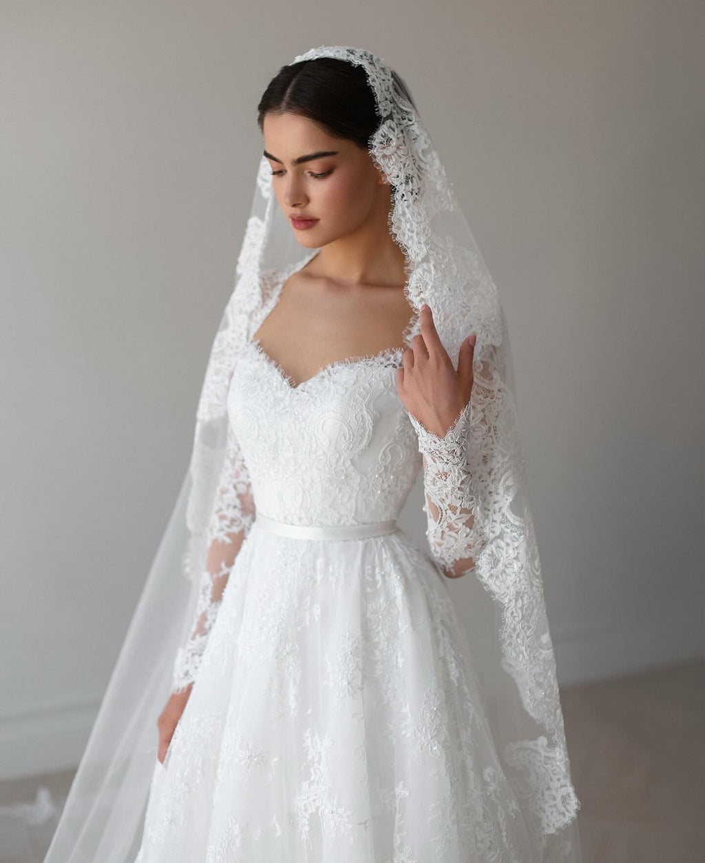 Elegant Pearl Long Sleeve Tulle and Lace Wedding Dress SW531