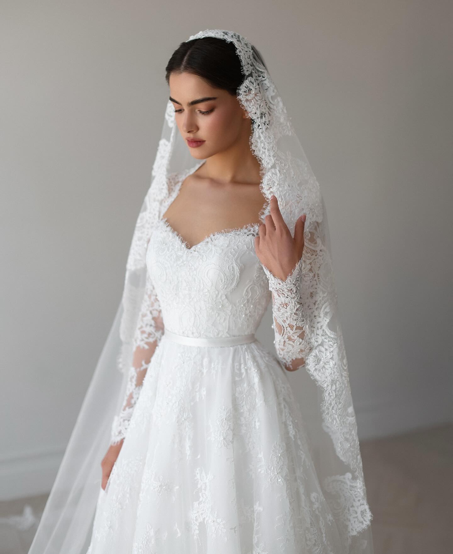 Elegant Pearl Long Sleeve Tulle and Lace Wedding Dress SW531