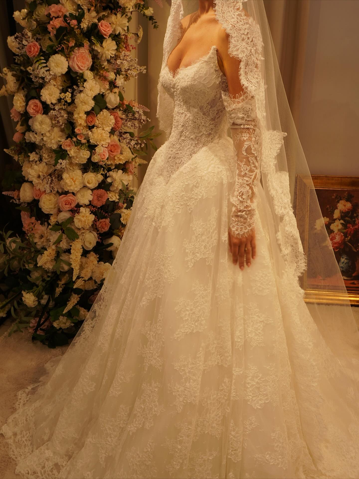 Luxury White Off-Shoulder Lace Ball Gown Wedding Dress SW548