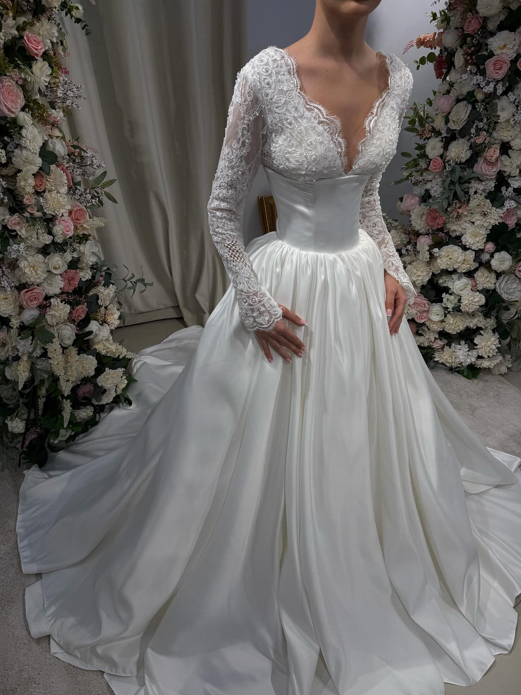 Luxury Pearl Deep V-Lace Ball Gown Wedding Dress SW547