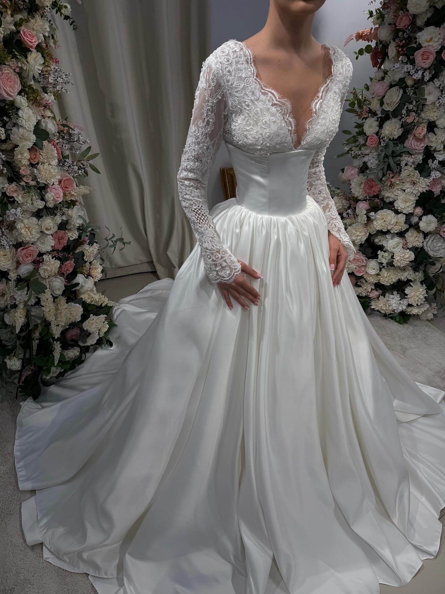 Luxury Pearl Deep V-Lace Ball Gown Wedding Dress SW547