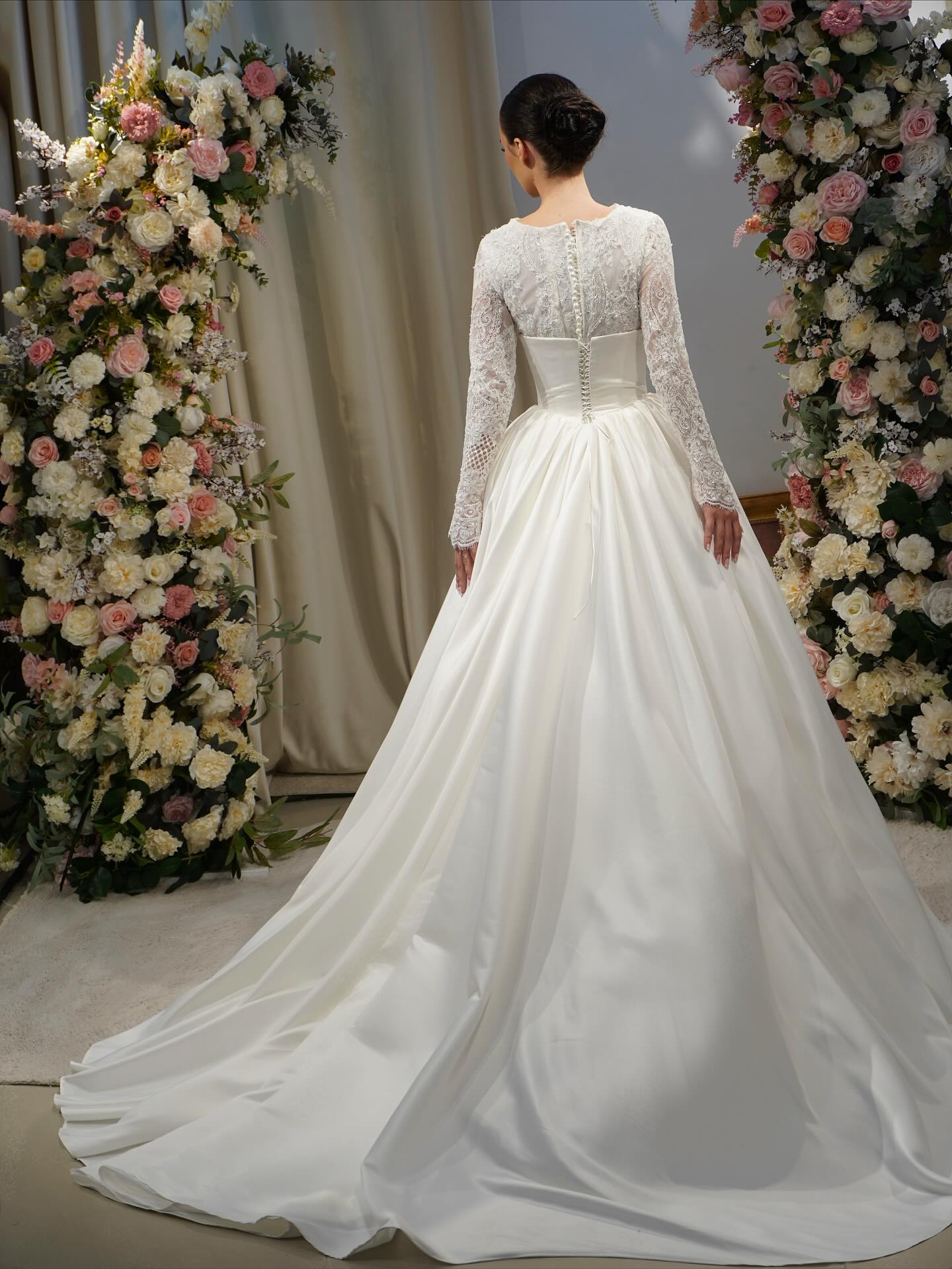 Luxury Pearl Deep V-Lace Ball Gown Wedding Dress SW547
