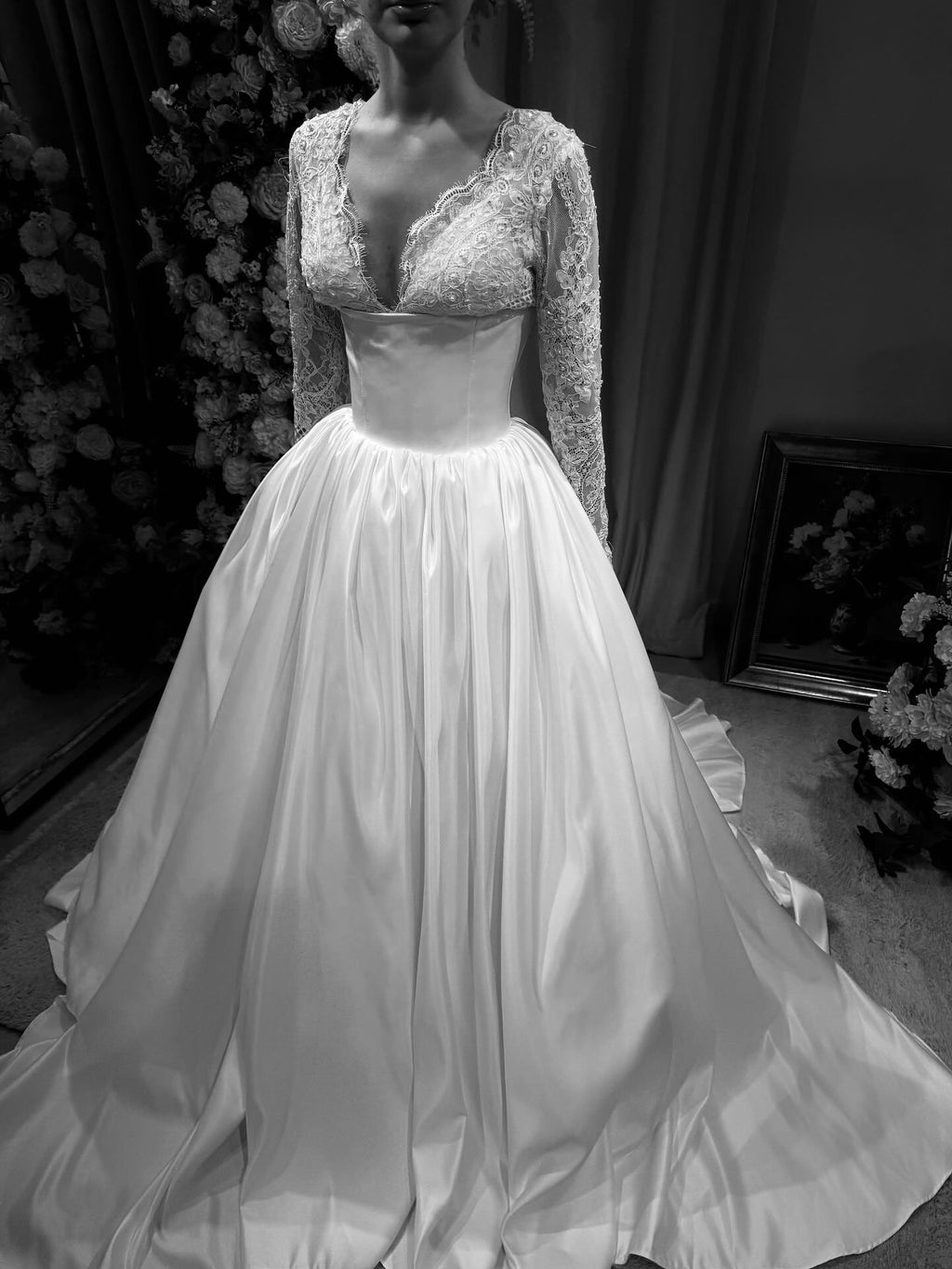 Luxury Pearl Deep V-Lace Ball Gown Wedding Dress SW547