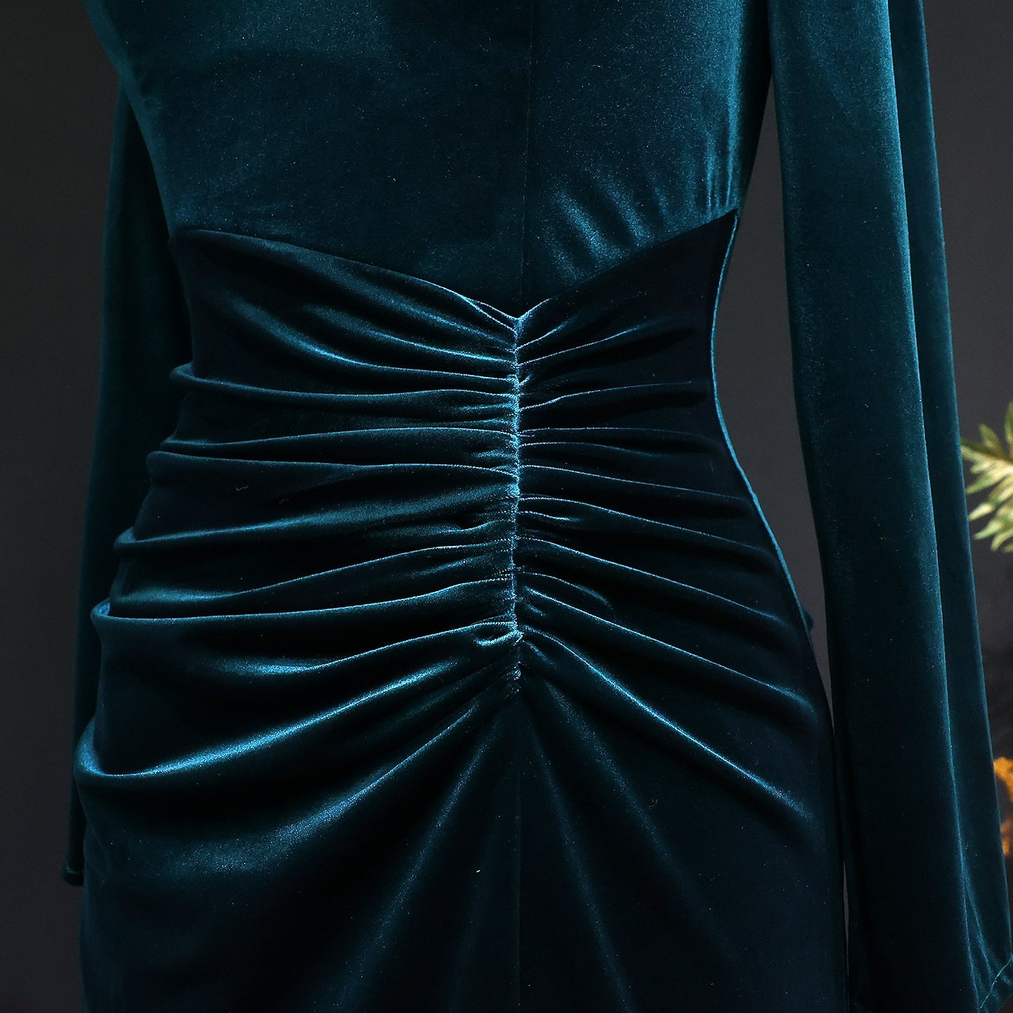 Trendy Green Velvet Long-Sleeve Evening Dress with Gloves SF507