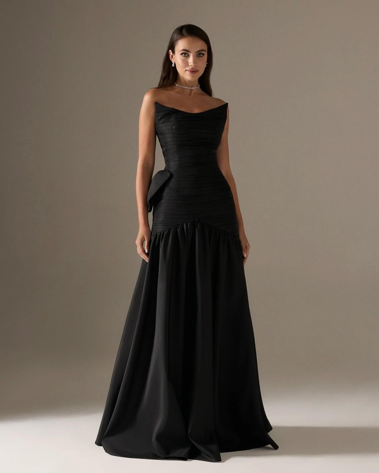 Elegant Black Strapless Evening Dress with Bow SF154