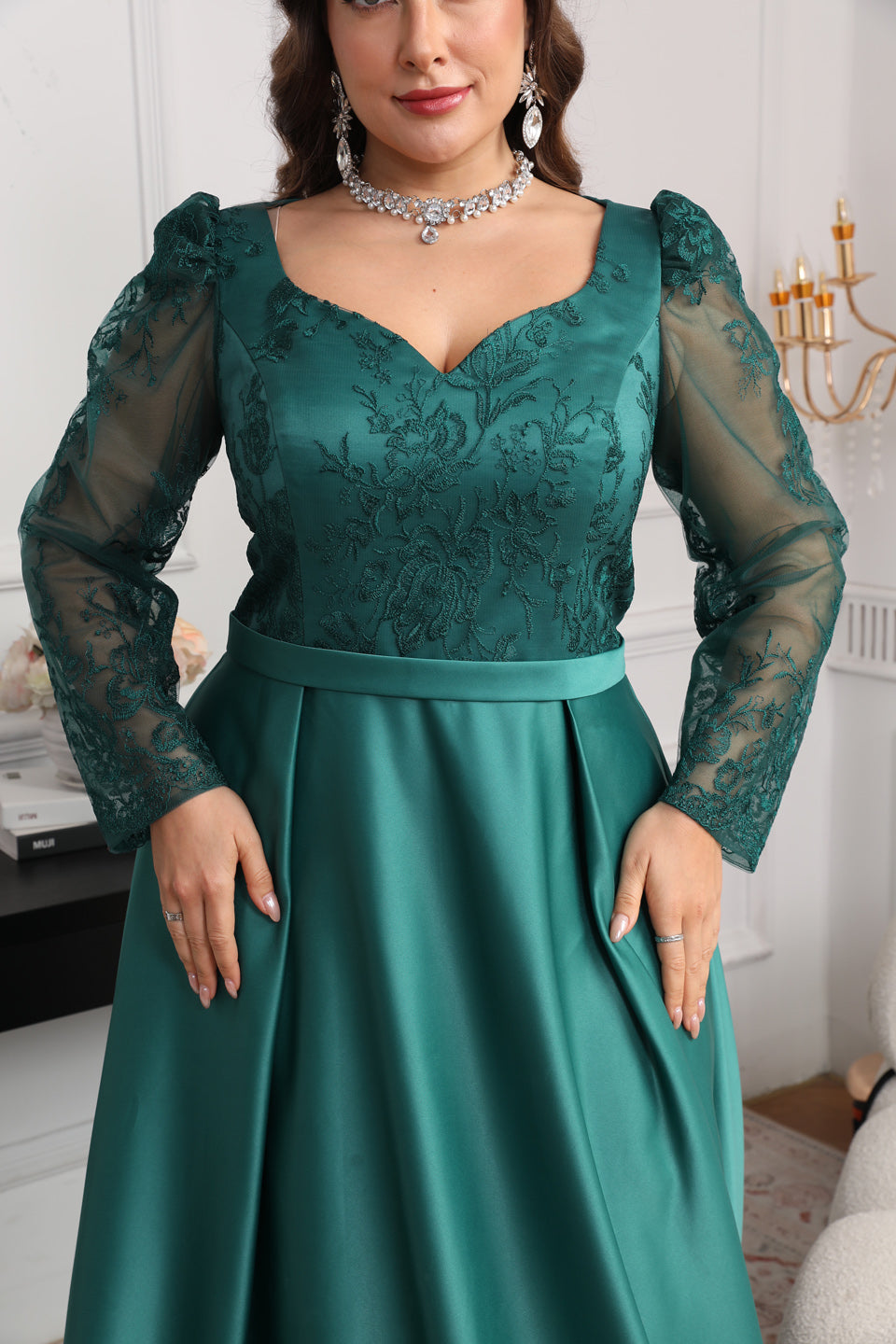 Luxury Emerald Green Embroidered Long-Sleeve Evening Dress SF625