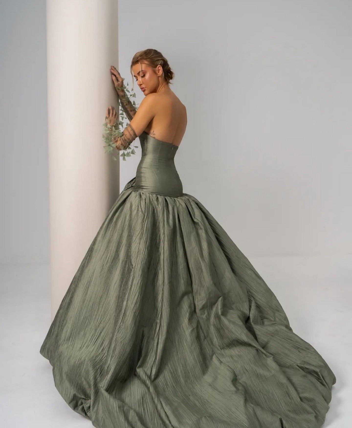 Elegant Green Strapless Pleated Evening Dress with Feathered Gloves SF211