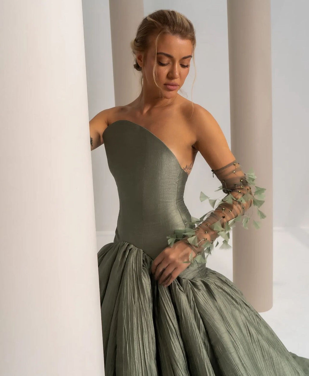 Elegant Green Strapless Pleated Evening Dress with Feathered Gloves SF211